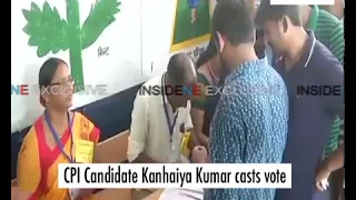 CPI Candidate Kanhaiya Kumar casts vote at Begusarai in Bihar