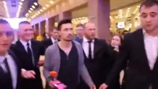 Охрана спасает Диму Билана от назойливых фанатов на премьере фильма "Герой" в Петербурге