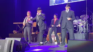 The Blues Brothers (Dan Aykroyd & Jim Belushi) performing Sweet Home Chicago!