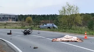 Байкер, молодой и бесправный, разбился на крутом повороте