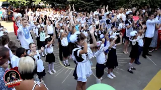 Запальний ФЛЕШМОБ першачків та випускників 2019