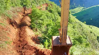 CORTANDO ESTRADA NA BEIRA DO PERAL ESCAVADEIRA HIDRÁULICA SDLG 6150E