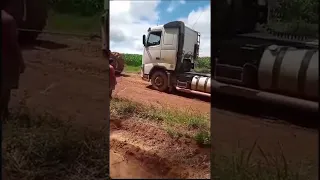 #volvofh 400 caixote cheio na #pressão quase que nós passamos mas precisamos da ajudinha dele 🚜