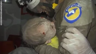 بكاء منقذ بعد انتشال رضيعة سورية من تحت الأنقاض