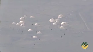 Парашутні стрибки курсантів з літака АН-26