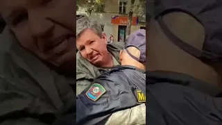 Веселый чувак вышел на митинг. Выкладываете в интернет!