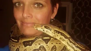 Diese Frau hat jede Nacht mit ihrer Schlange geschlafen..