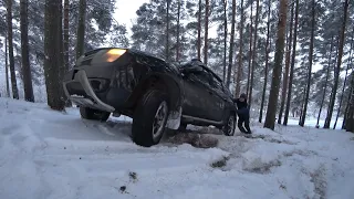 Коварные снежные холмы, Duster сносит по склону!