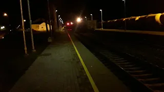 Грузовой поезд проезжает ст. Плявиняс, Латвия. Freight train passing Plavinas station, Latvia