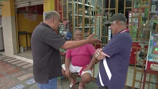 EL HOMBRE DE LAS CADENAS Y ANILLOS DE PLATA