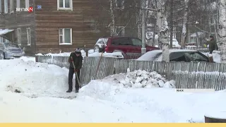 Жители Ленска жалуются на неубранный снег