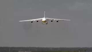 АН-124 виконує прохід над злітно-посадковою смугою/Amazing AN-124 performs a pass over the runway