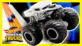 СВОБОДНОЕ ПАДЕНИЕ В ТЕМНОТЕ! | Монстр грузовиков | @HotWheelsRussia 3+