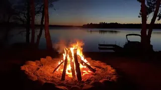 Feu de camp relaxant au bord du lac au coucher du soleil