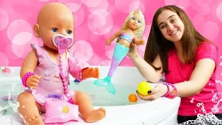 Baby Born ve denizkızı havuzda. Bebek bakma oyunları.