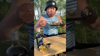 Лёша закусывает сайрой😁  #давайпоехали