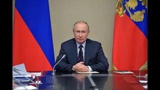 Путин во время совещания бросил ручку на стол.