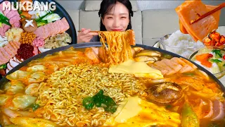 Korean spicy soup, Budaejjigae(Spicy sausage Stew)Mukbang Eating show Real mukbang