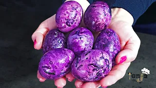 Dyeing eggs for Easter with natural colors - hibiscus