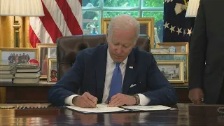 Biden signs Ukraine lend-lease act, a programme resurrected from WWII • FRANCE 24 English