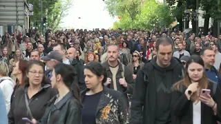 Top News - Serbët kërkojnë ‘kurban’ / Mijëra vetë protestojnë kundër vrasjeve masive