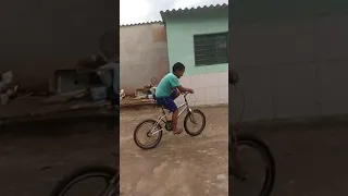 O menino que caiu de bike se achando😂