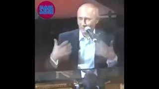 Путин играет на пианино.