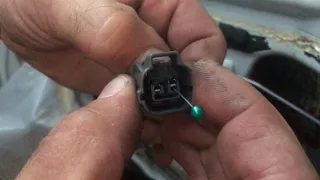 Разбираем автомобильный разъем и вытаскиваем пины Honda / how to remove a pin from a car connector