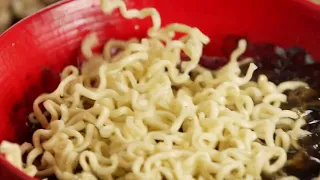 Cobain Indomie Rawon Pedas Mercon sekarang!