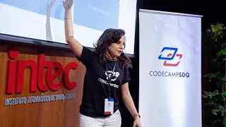 Leomaris Reyes giving an introduction to Xamarin at CodeCampSDQ