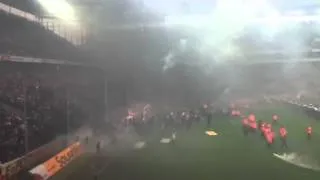 Pyro und Platzsturm von FC Fans nach Abstieg