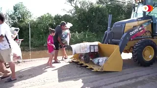 Wheel loader driver helps flooded community in Brazil | REUTERS