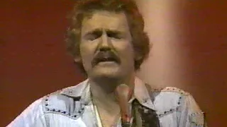 GORDON LIGHTFOOT(VIDEO CLIP)-"THE WRECK OF THE EDMUND FITZGERALD"(LYRICS)