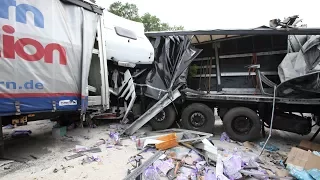 Nach schwerem Crash: Gaffer behindern Verkehr