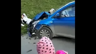 На Ботанике автомобиль после столкновения вылетел на тротуар | E1.ru