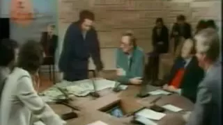 Coluche démontre l'absurdité de la presse