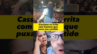 Cassiane se irrita com homem que puxa seu vestido