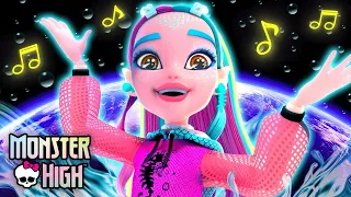 Lagoona Sings "Lagoona Na" In Every Language! (Music Video) | Monster High