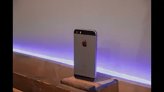 КАК СЕБЯ ЧУВСТВУЕТ IPHONE  SE В 2022 ГОДУ || СТОИТ ЛИ БРАТЬ ЕГО?