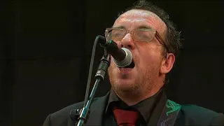 Elvis Costello - Oliver's Army (Glasto 2005)