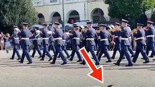 Зрители парада хохотали до слез, когда увидели ТАКОЕ среди военных