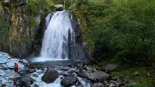 Одним из уникальных водопадов, раскинувшихся в районе Телецкого озера, считается водопад Корбу