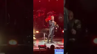 Alejandro Fernández llora en su concierto al vivo por su padre - Vicente Fernández 😥