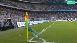 Toni Kross score directly from a corner kick against Valencia