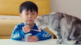 Little butler and Suri shared yogurt after 5 years.