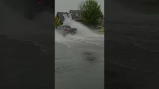 Mit dem pick up durch die überschwemmten Straßen in Norden (Norddeich) nach heftigem Küsten Regen