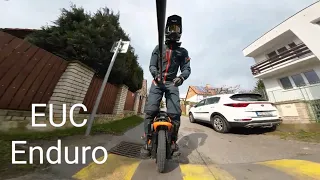 Enduro jízda na elektronické jednokolce.