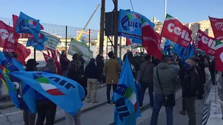 Morti sul lavoro, dati in aumento: presidio dei lavoratori in porto per chiedere più sicurezza