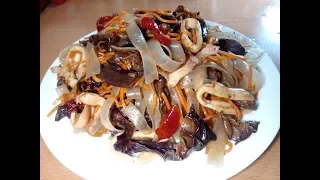 Азиатский салат со стеклянной лапшой, кальмаром и древесными грибами.