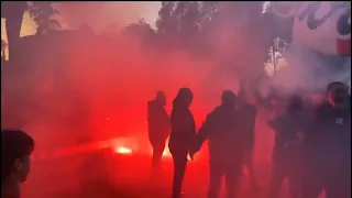 GLI ULTRAS CARICANO LA SQUADRA A NON RETROCEDERE (BARI MERITA RISPETTO) VIDEO COMPLETO